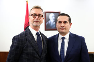 Ambasadori i Bashkimit Evropian, Silvio Gonzato përgëzon prokurorin Klodjan Braho për detyrën e re.