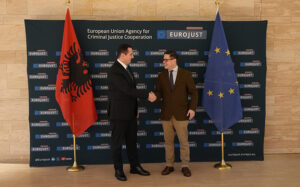 Drejtuesi i Prokurorisë së Posaçme kundër Korrupsionit dhe Krimit të Organizuar, z. Klodjan Braho u takua me Presidentin e Eurojust-it, z. Michael Schmid, në selinë qendrore të Eurojust-it.