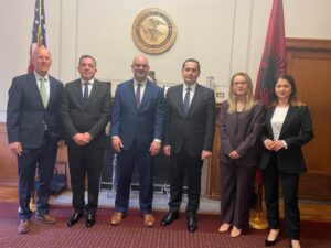 Drejtuesi i SPAK, Klodjan Braho, drejtuesi i seksionit kundër Krimit të Organizuar, Vladimir Mara dhe drejtuesja e seksionit kundër Korrupsionit, Dorina Bejko u pritën nga Ndihmës Prokurori i Përgjithshëm A. Tysen Duva